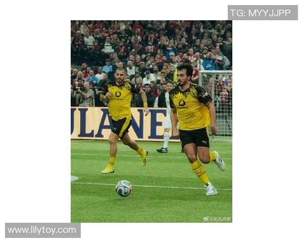 友谊赛激战里昂与多特蒙德1比1平补时争议进球引发全场热议